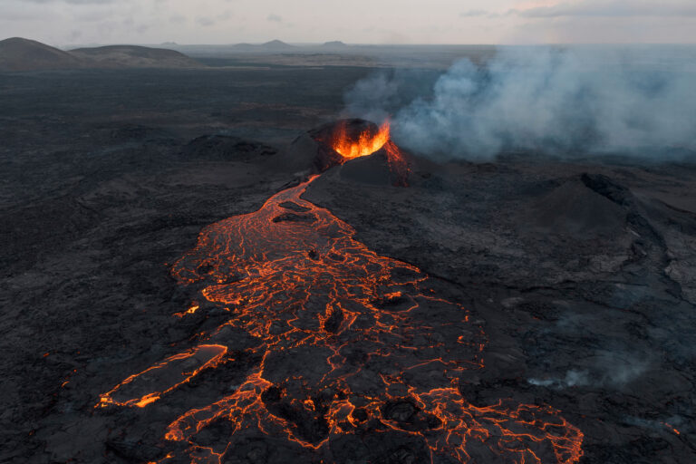 sopka erupcia láva magma výbuch vulkanizmus krajina dym popol