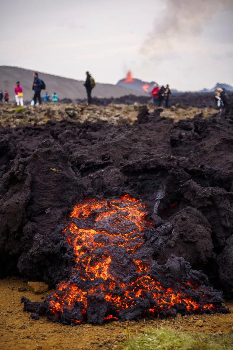 ľudia sopka láva erupcia krajina