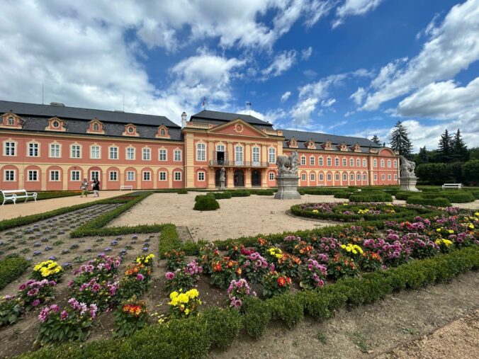 Zámok Dobříš z rozprávky Princezna ze mlejna a so záhradami ako v Schönbrunne