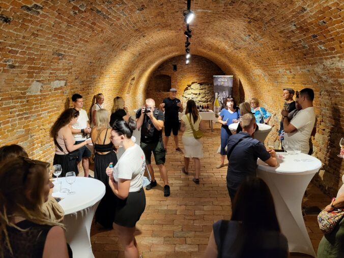 V pivniciach zámku je možná ochutnávka vín.