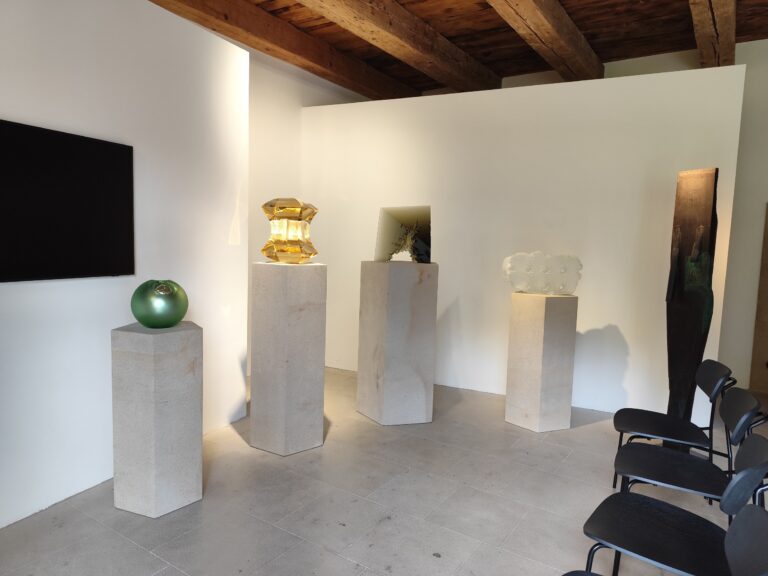 Moderné ateliérové sklárske umenie.