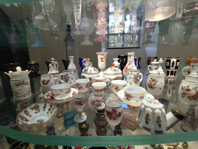 Imitácia porcelánu, ktorá sa robila tak, že počas výroby do skla namleli kosti z baranov alebo parohy z jeleňov