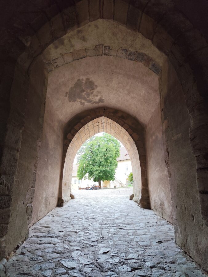 Hrad Křivoklát kedysi ukrýval korunovačné klenoty aj temné tajomstvá, dnes láka filmárov i turistov