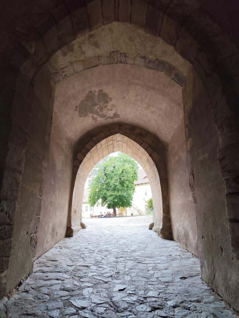 Hrad Křivoklát kedysi ukrýval korunovačné klenoty aj temné tajomstvá, dnes láka filmárov i turistov