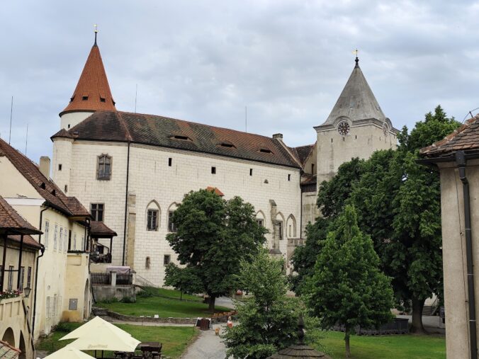 Hrad Křivoklát kedysi ukrýval korunovačné klenoty aj temné tajomstvá, dnes láka filmárov i turistov
