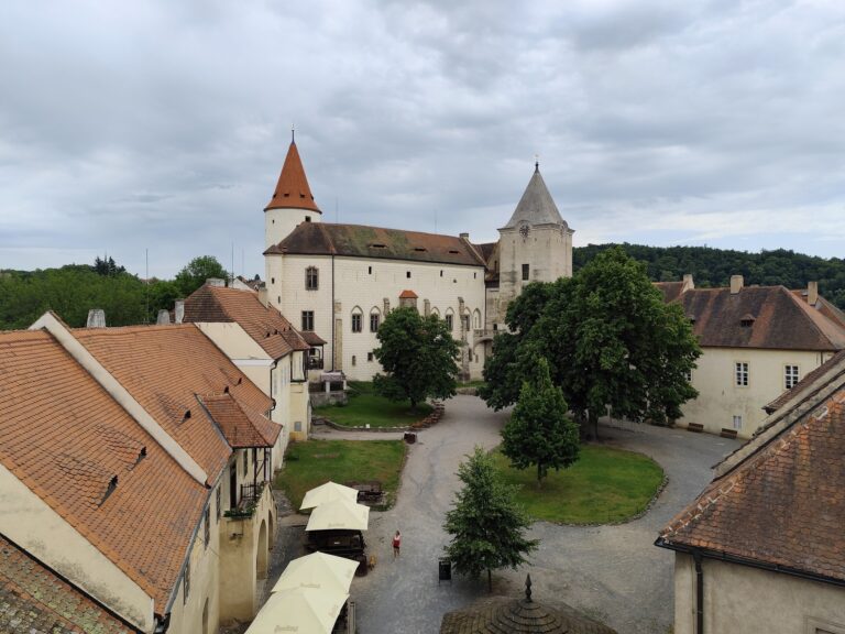 Hrad Křivoklát kedysi ukrýval korunovačné klenoty aj temné tajomstvá, dnes láka filmárov i turistov