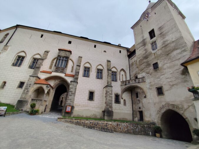 Hrad Křivoklát kedysi ukrýval korunovačné klenoty aj temné tajomstvá, dnes láka filmárov i turistov