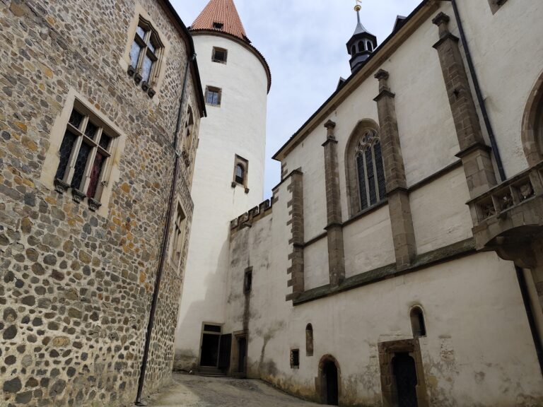 Hrad Křivoklát kedysi ukrýval korunovačné klenoty aj temné tajomstvá, dnes láka filmárov i turistov