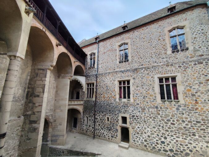 Hrad Křivoklát kedysi ukrýval korunovačné klenoty aj temné tajomstvá, dnes láka filmárov i turistov