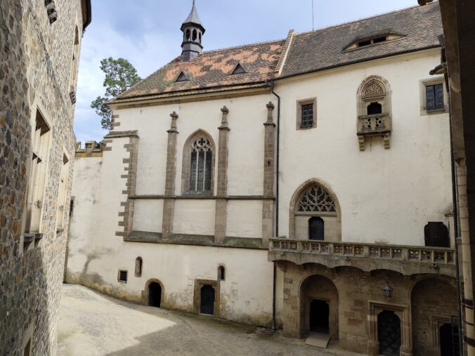 Hrad Křivoklát kedysi ukrýval korunovačné klenoty aj temné tajomstvá, dnes láka filmárov i turistov