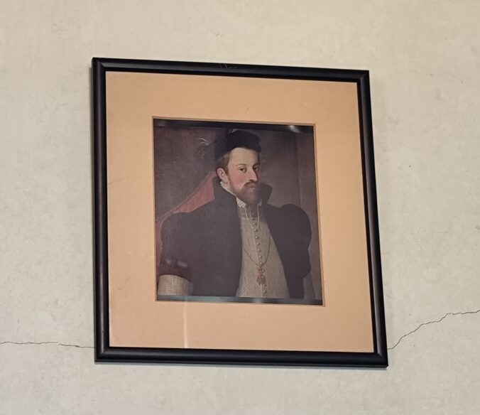 Arcivojvoda Ferdinand Tyrolský, druhorodený syn cisára Ferdinanda I. Habsburského, ktorý sa tajne oženil s bohatou meštiankou neurodzeného pôvodu Filipinou Welserovou.