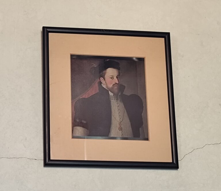 Arcivojvoda Ferdinand Tyrolský, druhorodený syn cisára Ferdinanda I. Habsburského, ktorý sa tajne oženil s bohatou meštiankou neurodzeného pôvodu Filipinou Welserovou.