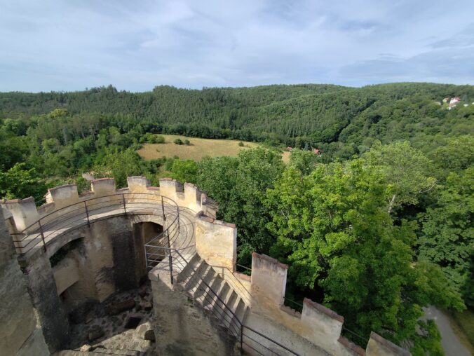 Pohľad z veže na okolité lesy.