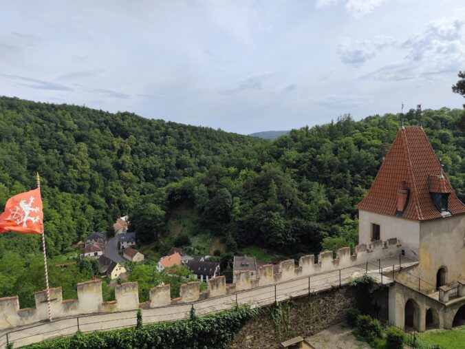 Pohľad z veže na okolité lesy.