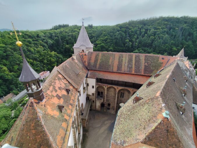 Hrad Křivoklát kedysi ukrýval korunovačné klenoty aj temné tajomstvá, dnes láka filmárov i turistov