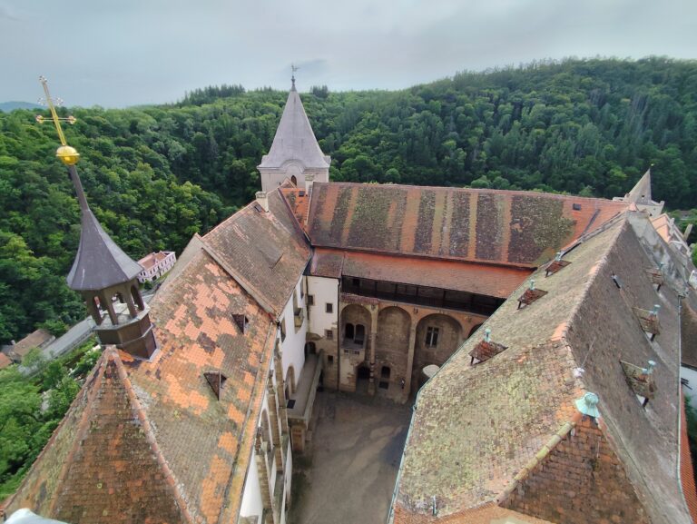 Hrad Křivoklát kedysi ukrýval korunovačné klenoty aj temné tajomstvá, dnes láka filmárov i turistov