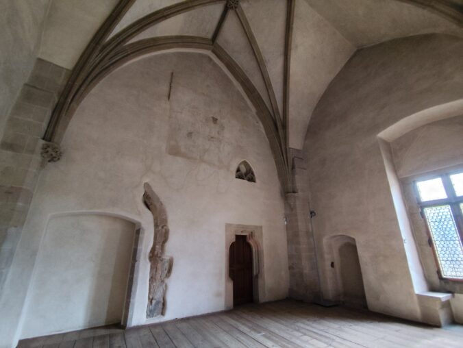 Hrad Křivoklát kedysi ukrýval korunovačné klenoty aj temné tajomstvá, dnes láka filmárov i turistov