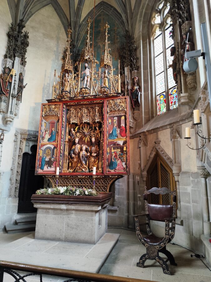 Neskorogotický oltár z konca 15. storočia.