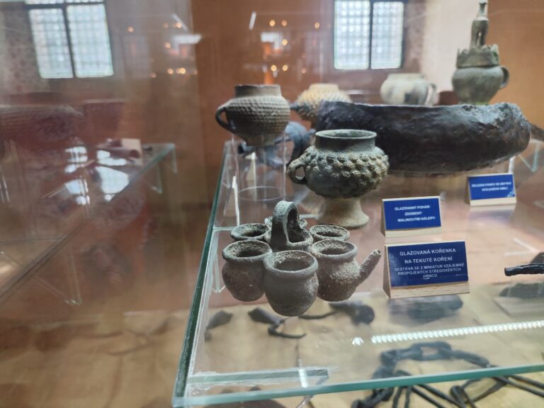 Hrad Křivoklát kedysi ukrýval korunovačné klenoty aj temné tajomstvá, dnes láka filmárov i turistov