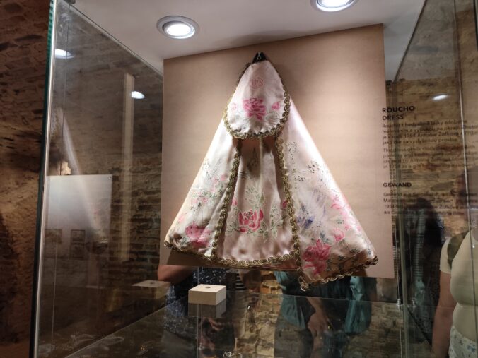 Niektoré zo šiat Panny Márie Svatohorskej.