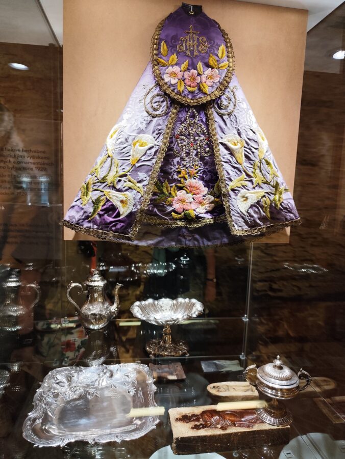 Niektoré zo šiat Panny Márie Svatohorskej.