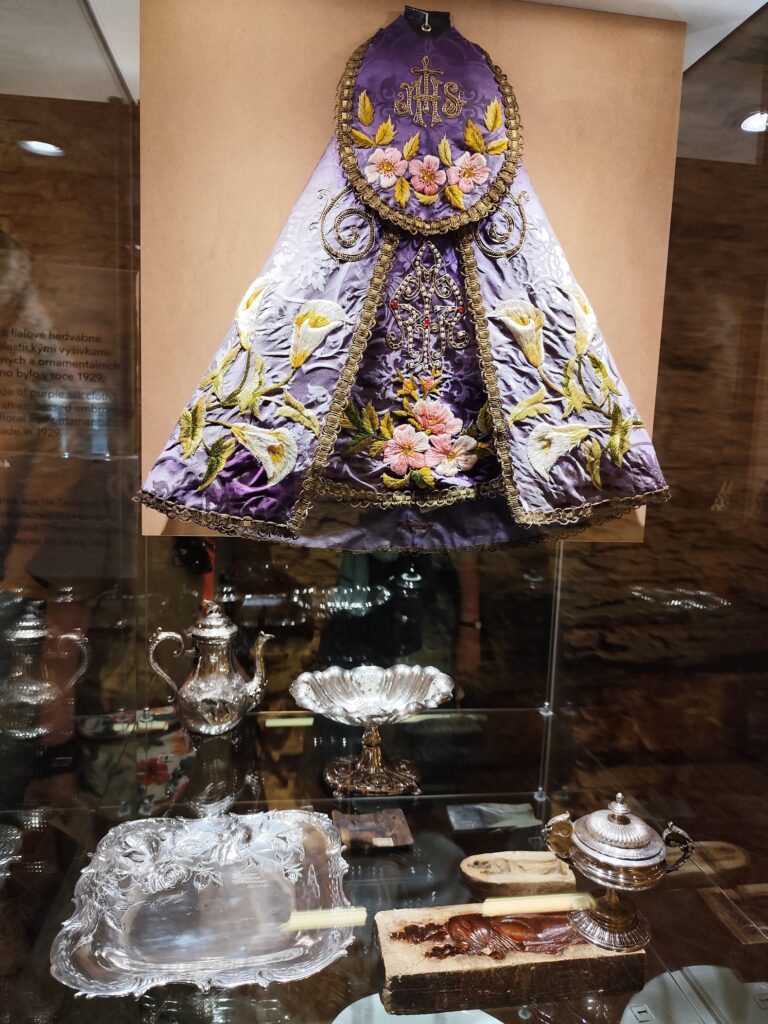 Niektoré zo šiat Panny Márie Svatohorskej.