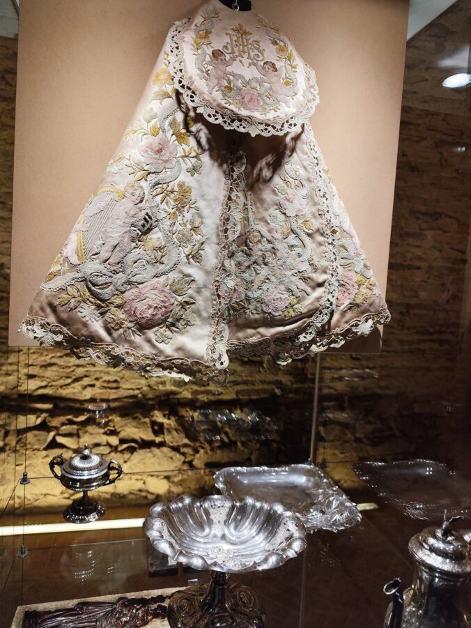 Niektoré zo šiat Panny Márie Svatohorskej.