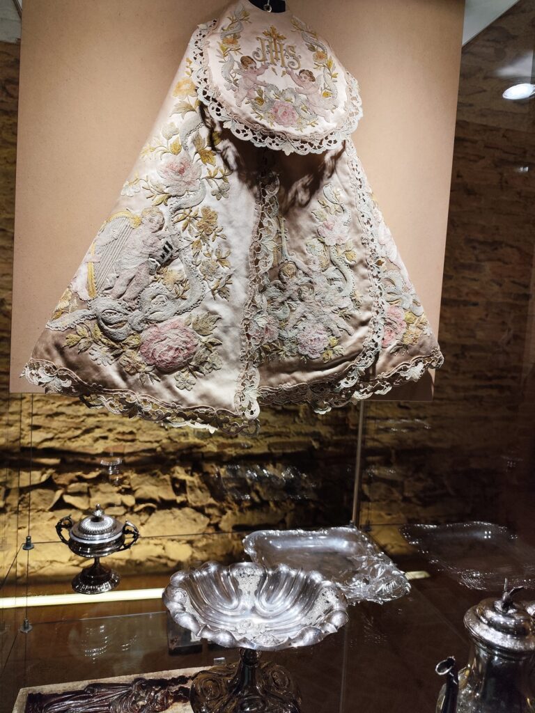 Niektoré zo šiat Panny Márie Svatohorskej.