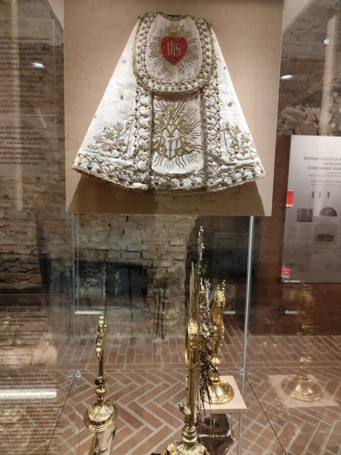 Niektoré zo šiat Panny Márie Svatohorskej.