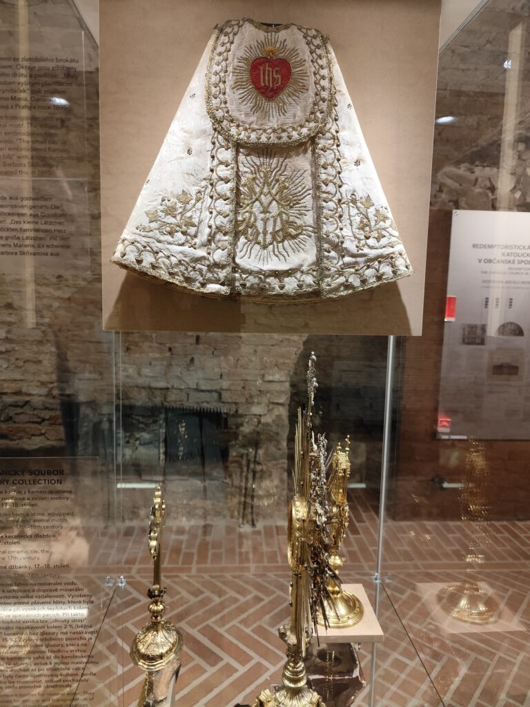 Niektoré zo šiat Panny Márie Svatohorskej.