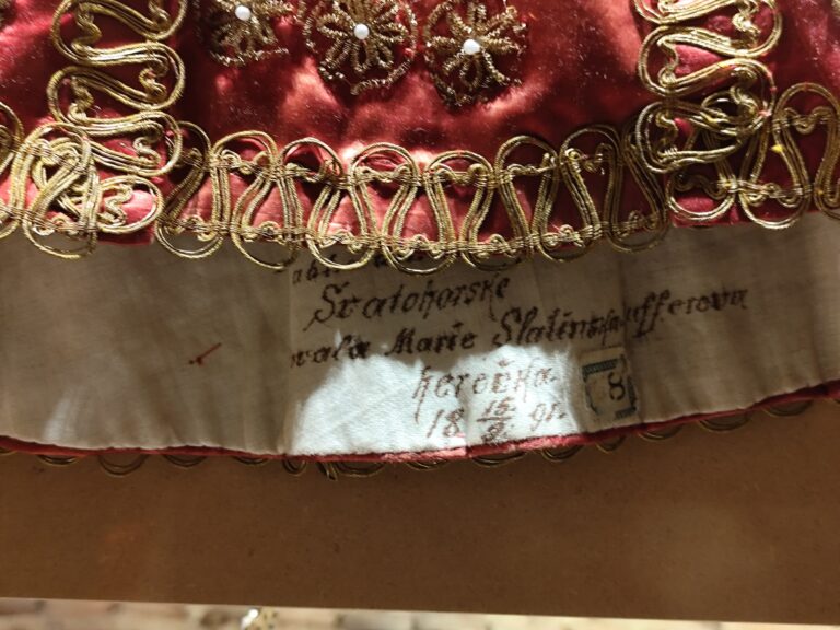 Niektoré zo šiat Panny Márie Svatohorskej.