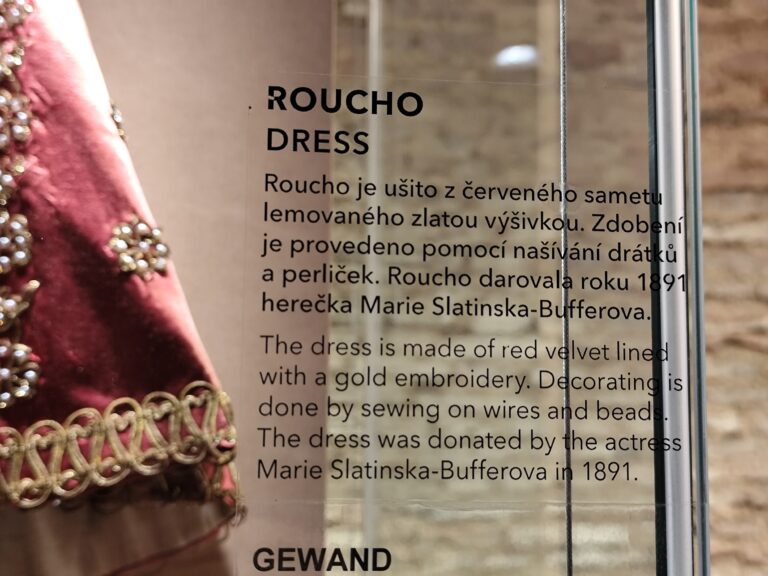 Niektoré zo šiat Panny Márie Svatohorskej.