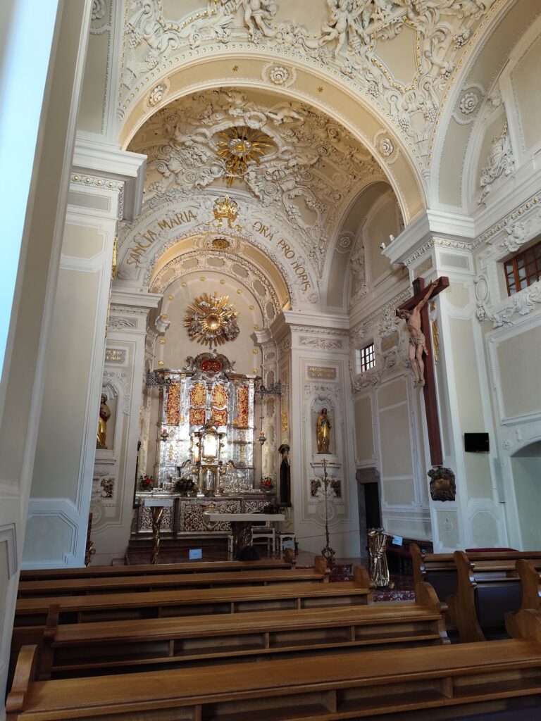 Oltár z příbramského striebra, kde je umiestnená počas omše soška Panny Márie Svatohorskej.