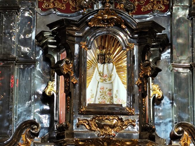 Oltár z příbramského striebra, kde je umiestnená počas omše soška Panny Márie Svatohorskej.