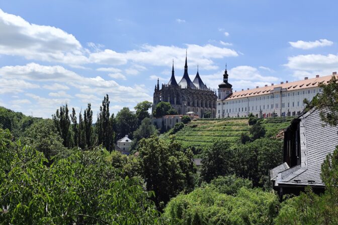 Pohľad na Chrám sv. Barbory a Jezuitskú kolej.