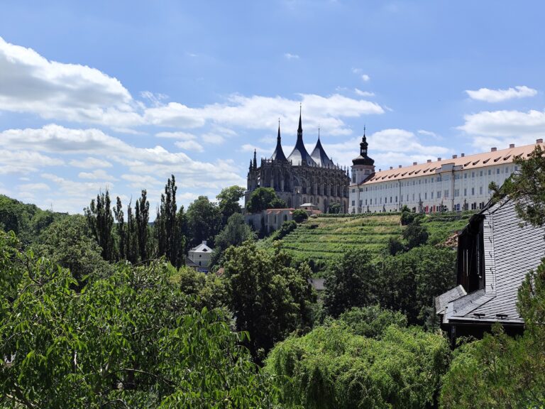 Pohľad na Chrám sv. Barbory a Jezuitskú kolej.