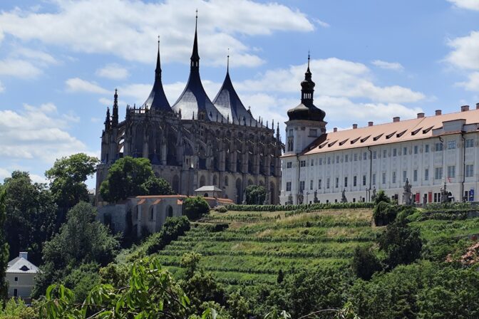 Pohľad na Chrám sv. Barbory a Jezuitskú kolej.