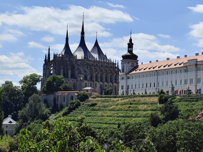 Pohľad na Chrám sv. Barbory a Jezuitskú kolej.