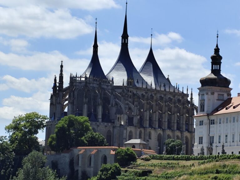 Pohľad na Chrám sv. Barbory a Jezuitskú kolej.