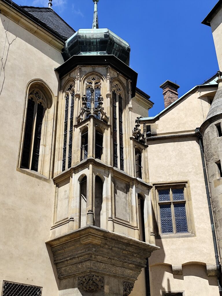 Vlašský dvor: Mincovňa kráľov a poklad v pivnici