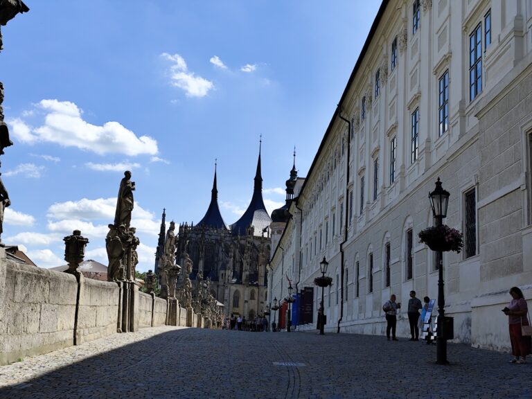 Široká ulica lemovaná sochami svätcov jezuitov po vzore Karlovho mosta.