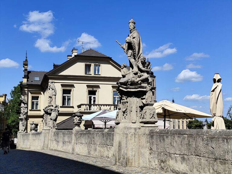 Široká ulica lemovaná sochami svätcov jezuitov po vzore Karlovho mosta.