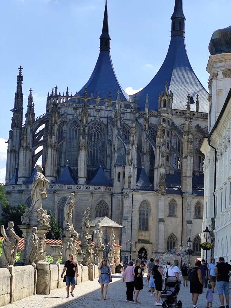 Široká ulica lemovaná sochami svätcov jezuitov po vzore Karlovho mosta.