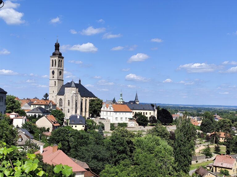 Pohľad na Kostol sv. Jakuba zo strechy Chrámu sv. Barbory.