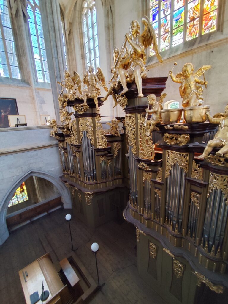 Chrám svätej Barbory v Kutnej Hore má impozantné hlavné organové píšťaly, ktoré pozostávajú z takmer 4000 píšťal.