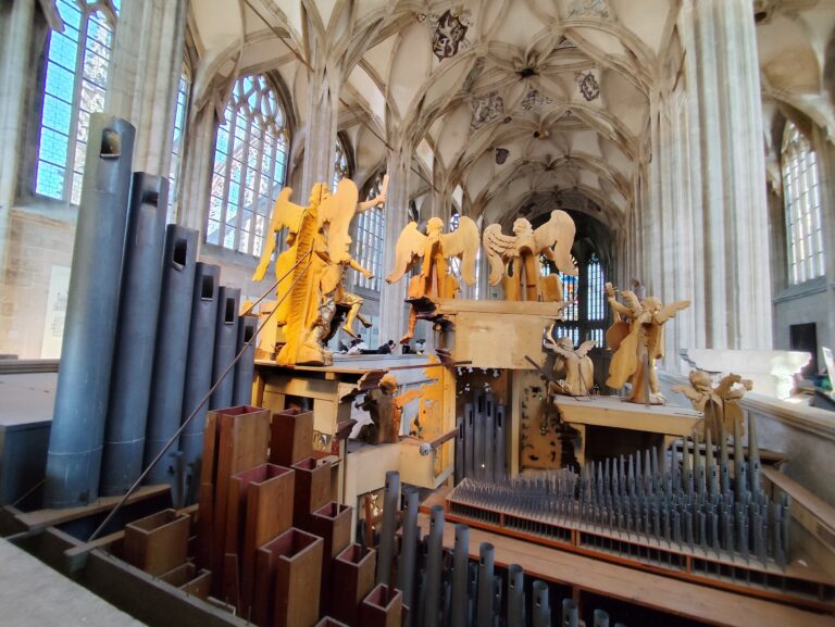 Pohľad na orgánové píšťaly zo zadnej strany.