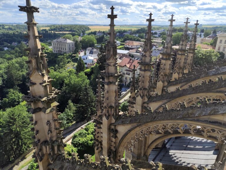 Výnimočný výhľad zo strešnej ochodze Chrámu sv. Barbory.