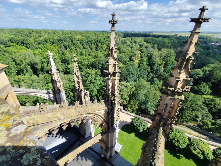 Výnimočný výhľad zo strešnej ochodze Chrámu sv. Barbory.