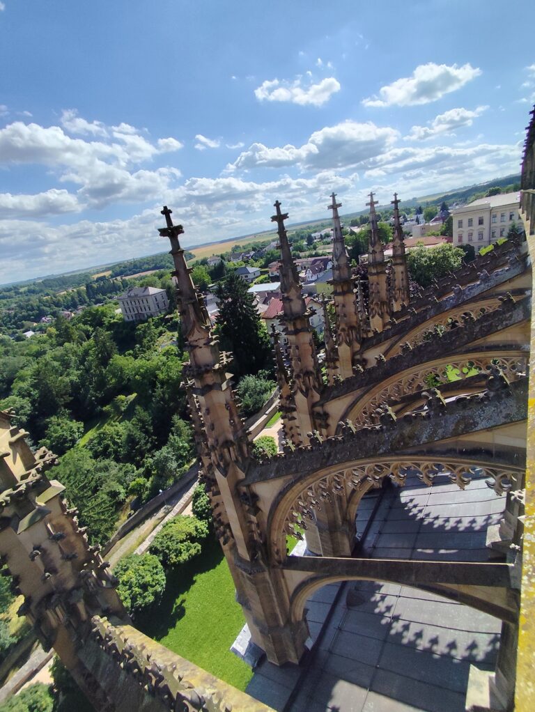 Výnimočný výhľad zo strešnej ochodze Chrámu sv. Barbory.