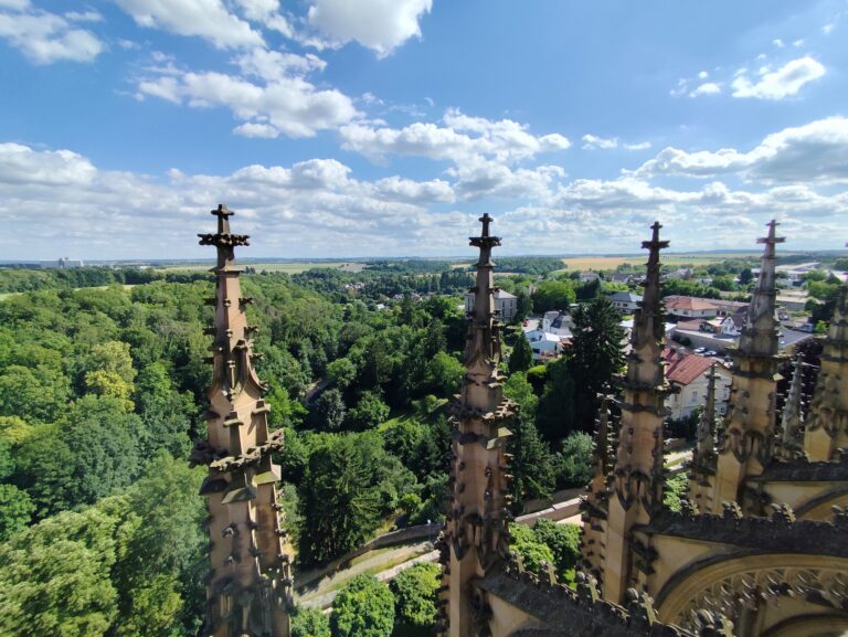 Výnimočný výhľad zo strešnej ochodze Chrámu sv. Barbory.